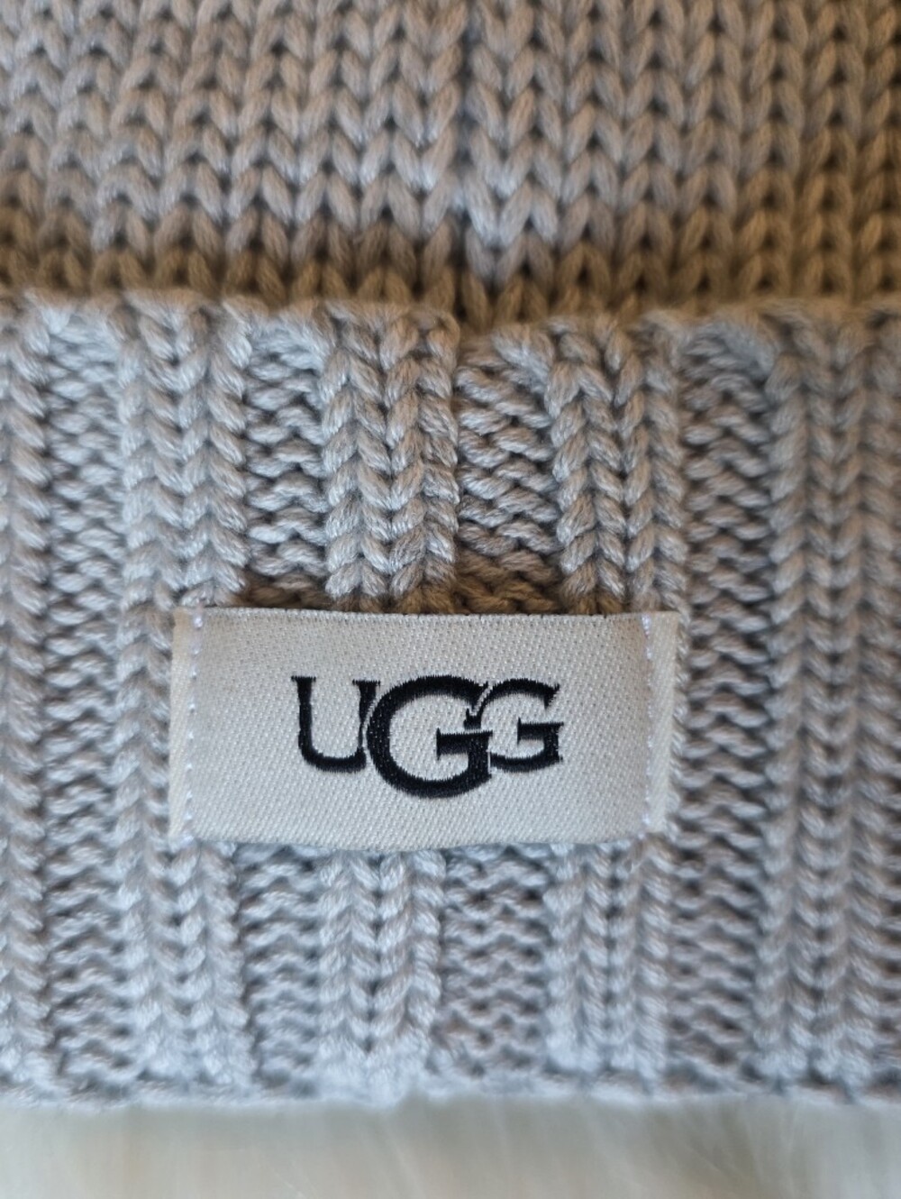 NWT- UGG Cuff Knit Beanie With Yarn Pom (Grey Heather) - Picture 2 of 6